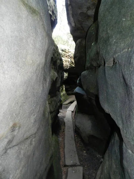 国立公園内の洞窟の近くの岩の間の歩道橋を歩く — ストック写真