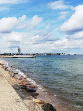 Baltık Denizi kıyısı. Gdynia. Güzel deniz manzarası. Yaz tatili.