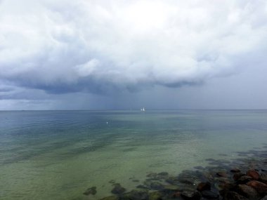 Baltık Denizi kıyısı. Gdynia. Güzel deniz manzarası. Yaz tatili.