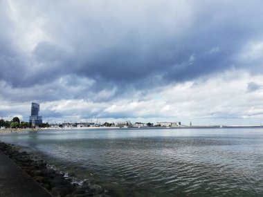 Baltık Denizi kıyısı. Gdynia. Güzel deniz manzarası. Yaz tatili.