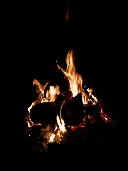 Feu Les Flammes Illuminent Les Ténèbres Chaleur Isky Dessus Feu — Photo