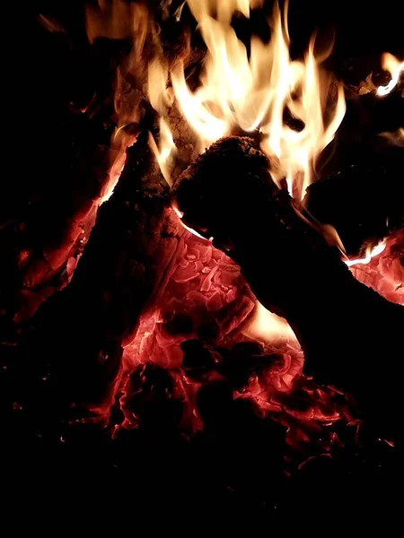 火事だ 炎は暗闇を照らす 夜の火の上のイスキー — ストック写真