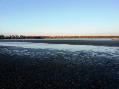 Parktaki büyük göl. Güzel, ıssız bir yer. Huzur ve sessizlik. 