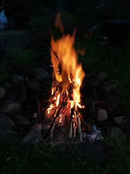 火事だ 炎は暗闇を照らす 夜の火の上のイスキー — ストック写真