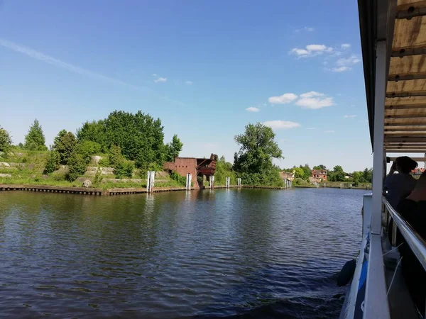 Parktaki nehir kıyısında. Güzel bir manzara. Tatillerde nehre bir gezi.. 