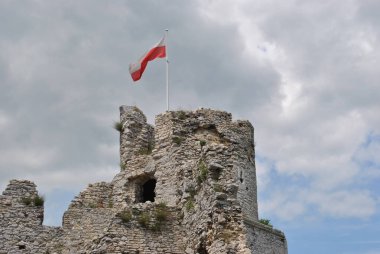 Polonya 'da ortaçağ kast sınıfı. Ogrodzieniec. Muhteşem harabeler. Duvar kâğıdı için mükemmel.