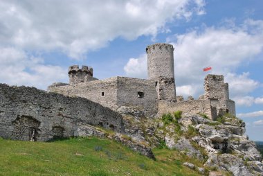 Polonya 'da ortaçağ kast sınıfı. Ogrodzieniec. Muhteşem harabeler. Duvar kâğıdı için mükemmel.