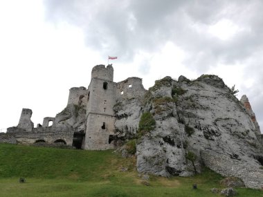 Polonya 'da ortaçağ kast sınıfı. Ogrodzieniec. Muhteşem harabeler. Duvar kâğıdı için mükemmel.