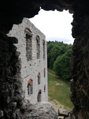 Polonya 'da ortaçağ kast sınıfı. Ogrodzieniec. Muhteşem harabeler. Duvar kâğıdı için mükemmel.