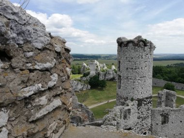 Polonya 'da ortaçağ kast sınıfı. Ogrodzieniec. Muhteşem harabeler. Duvar kâğıdı için mükemmel.