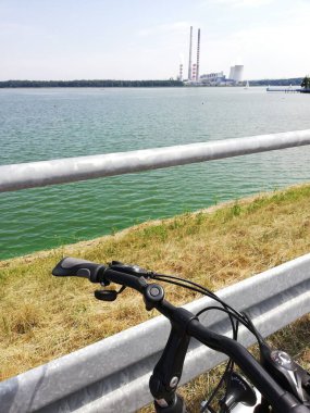 Yaz bisiklet gezisi. Orman ve bisiklet yolları. Tatilde dinlen.. 