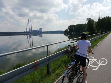 Elektrik santralinin yakınındaki göle bir gezi. Polonya.