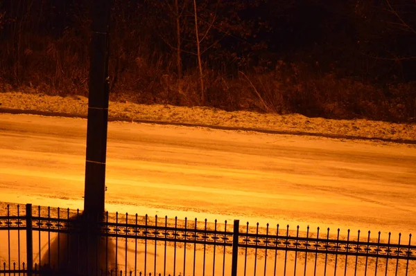 Geceleri Kış Çok Fazla Kar Var Karla Kaplı Ağaçlar Yollar — Stok fotoğraf