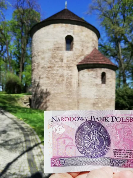 Cieszynの塔を描いた銀行券の断片 背景にある実際の建築物 ポーランド — ストック写真