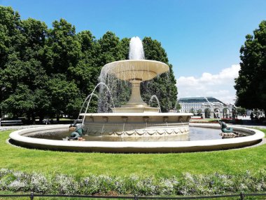 Polonya 'da bir şehir, Varşova. Başkent 'te. Şehir merkezi. Saski Bahçesi. Güzel park.