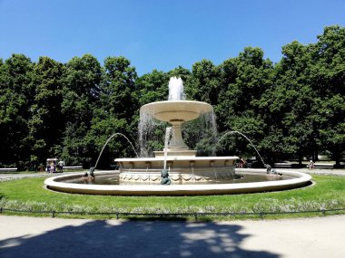 Polonya 'da bir şehir, Varşova. Başkent 'te. Şehir merkezi. Saski Bahçesi. Güzel park.