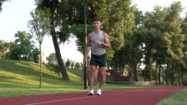 Sport uomo riscaldamento con affondo laterale esercizio all'aperto stretching muscoli, affondo esercizio — Video Stock