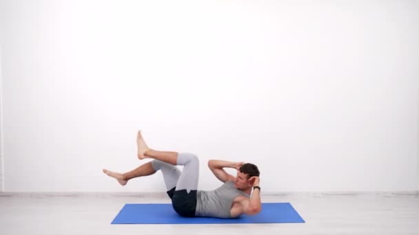 Homem muscular fazendo exercício crunch no tapete de fitness, esporte — Vídeo de Stock