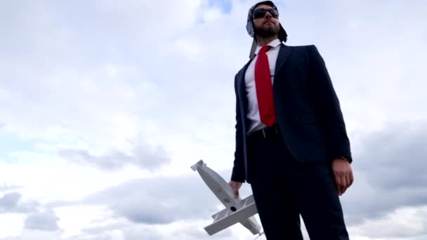 Hombre de negocios con traje y sombrero piloto con gafas de retención de avión, éxito empresarial — Vídeo de stock