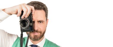 Man hold retro fotoğraf makinesi beyaz arkaplanda izole edildi, kopyalama alanı, fotoğraflama