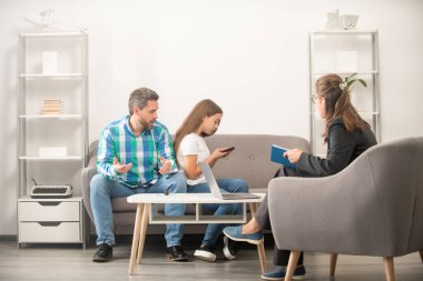 Babası olan telefon bağımlısı çocuk psikolog problemi çözüyor, terapi görüyor.