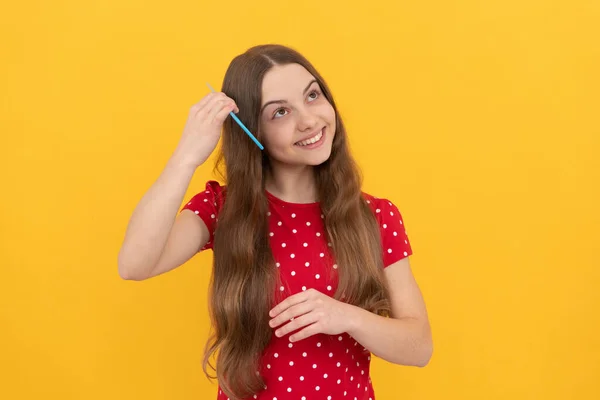 Portret van kroeskind. haarverzorging en haaruitval. vrouwelijk modemodel. glimlachend kind kammen haar. — Stockfoto