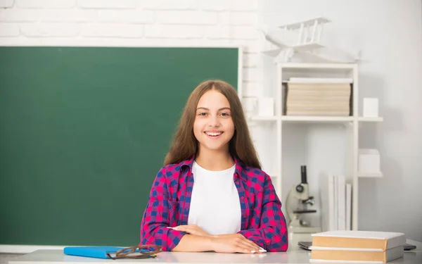 Glimlachend tienermeisje terug naar school. kennisdag. onderwijsconcept. kind in de klas — Stockfoto