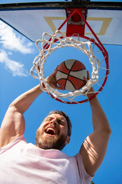 Başarılı oyuncu basketbol topunu potaya fırlattı, başarı. — Stok fotoğraf