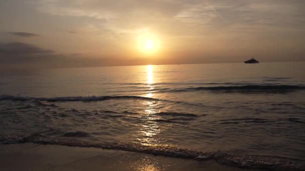 Pantai pagi dengan matahari di langit burung dan kapal pesiar, musim panas — Stok Video