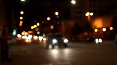 Bulanık ışıkları olan gece trafiği açık havada, şehirde tıkandı.