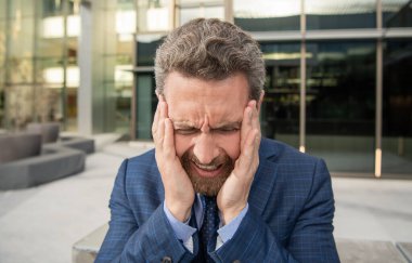 Yönetici yöneticisi duygularını ifade ediyor. Olgun sakallı patron portresi. Sinirli iş adamı