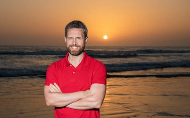 Neşeli adam gün batımında deniz kenarında yaz plajı, fotokopi alanı, tatil