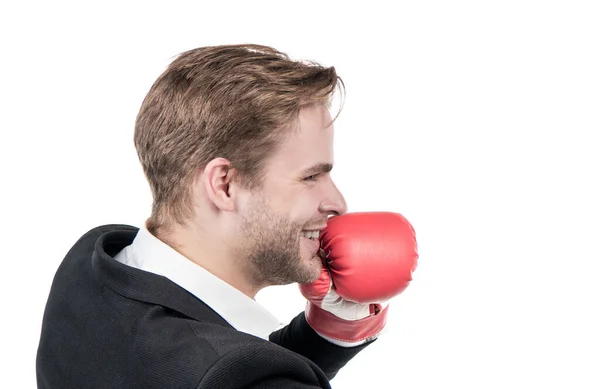 Feliz hombre de negocios usar guante de boxeo y traje de negocios aislado en blanco, hombre de lucha —  Fotos de Stock