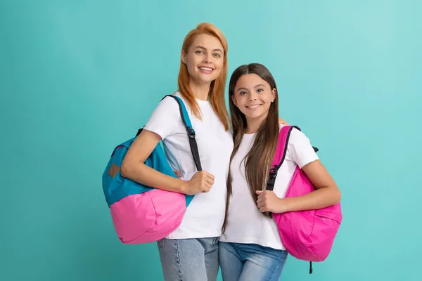Feliz madre e hija con mochila listo para estudiar, tiempo de la escuela —  Fotos de Stock