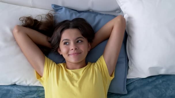खुश किशोर लड़की बिस्तर में सपना देख रही है, बचपन — स्टॉक वीडियो