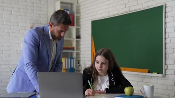 Profesor enojado y estudiante estudio en línea con el ordenador portátil en el aula, webinar — Vídeo de stock