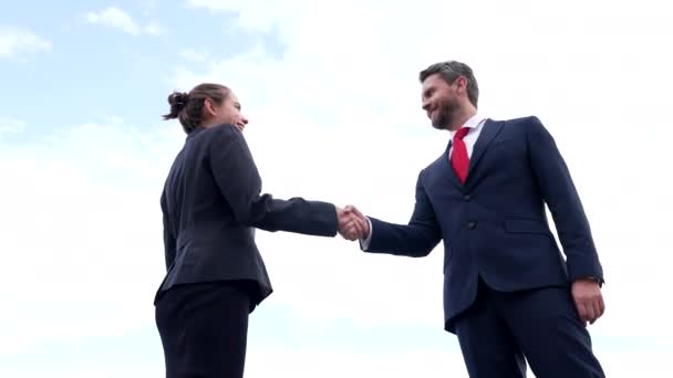Счастливая профессиональная девушка и парень бизнес-партнеры пожимают руки на небе, пожимая руки — стоковое видео
