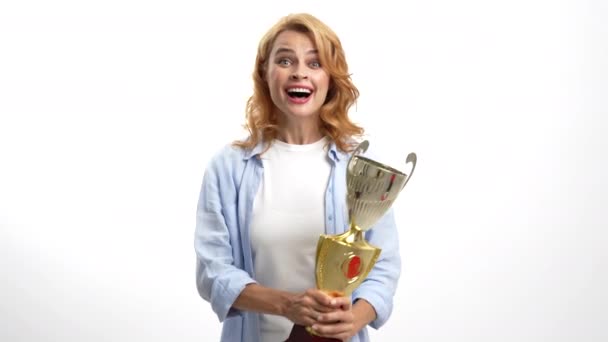 Felicità della signora tenere e baciare coppa campione, ha ottenuto il premio — Video Stock