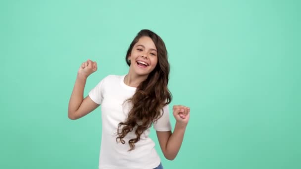 Retrato de chica adolescente sonriente pelo largo rizado bailando y divirtiéndose con gesto de paz, diversión — Vídeo de stock