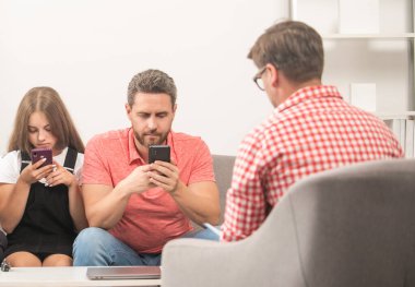 Hayat sigortası ve evlat edinme. Veli toplantısı. Baba ve çocuk psikolog seansında..