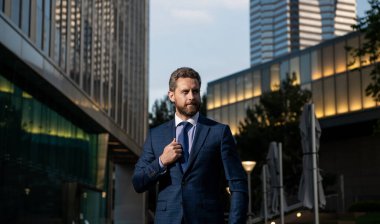 Ofis dışında resmi giyinen olgun bir iş adamı. İş adamı gibi.