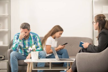 Endişeli baba aile psikoloğuyla telefon bağımlısı çocuk ve ilişki hakkında konuştu
