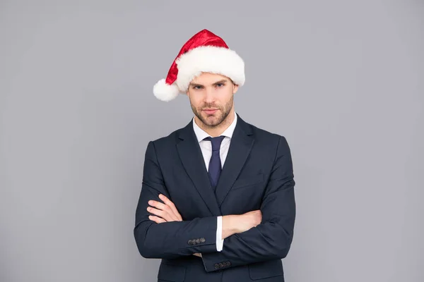 Feliz navidad. hombre de negocios con traje y sombrero de Santa Claus. fiesta corporativa de Navidad. —  Fotos de Stock
