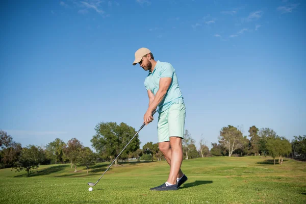 Ocupado golfista en la tapa con el club de golf, campo de golf — Foto de Stock