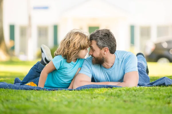 Amoroso padre con niño relajarse juntos en verde parque hierba, diversión — Foto de Stock
