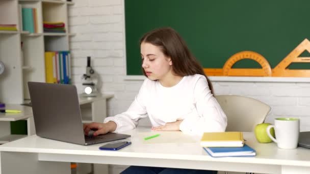 Dívka žák dostal úzkost po použití notebooku a vzít mobilní telefon na lekci, studovat — Stock video