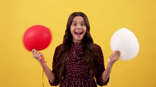 Menina feliz criança realizar balões de aniversário fundo amarelo, aniversário — Vídeo de Stock