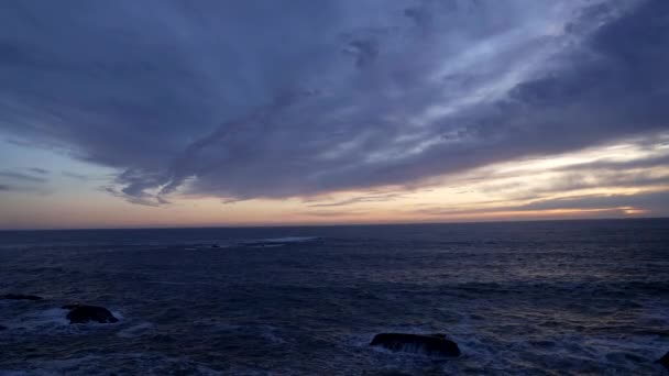 Wschód słońca nad morzem z falami na wodzie, letni wieczór — Wideo stockowe