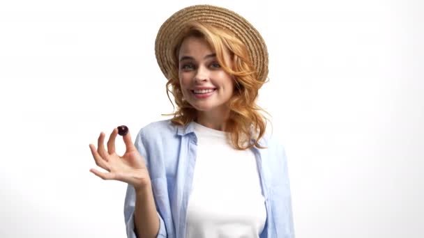 Mujer feliz en sombrero de paja de verano mostrando y comiendo fruta fresca madura cereza dulce, fruta de verano — Vídeos de Stock