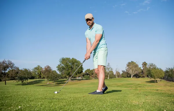 Profisport im Freien. männlicher Golfspieler auf dem Golfplatz. — Stockfoto